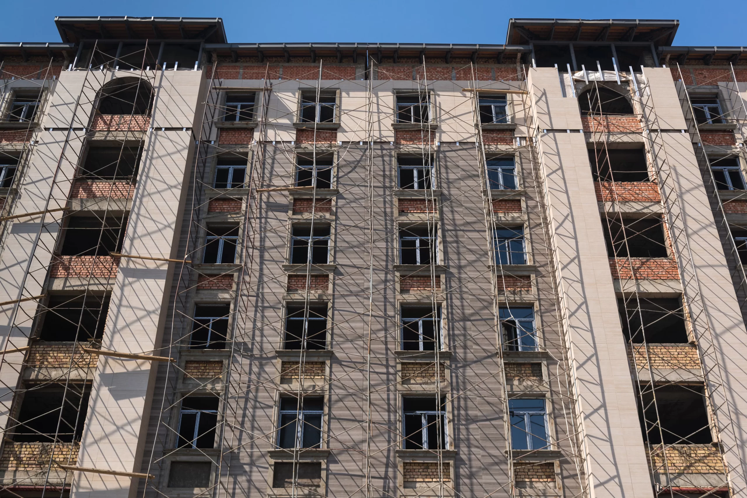 خطوات ترميم المباني بطريقة هندسية صحيحة في المقاولات والإنشاءات السعودية