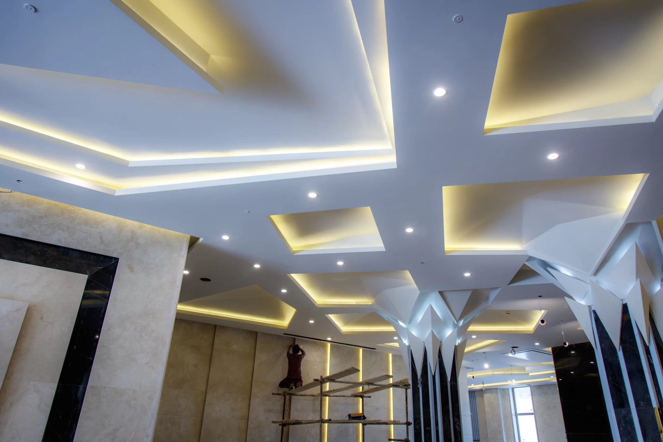 استخدامات الأسقف المستعارة في التصميم الداخلي